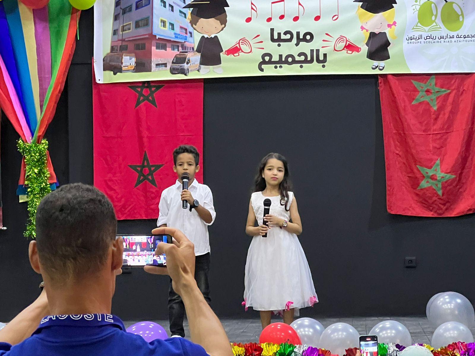 Enfants en costume sur la scène du spectacle de l'école