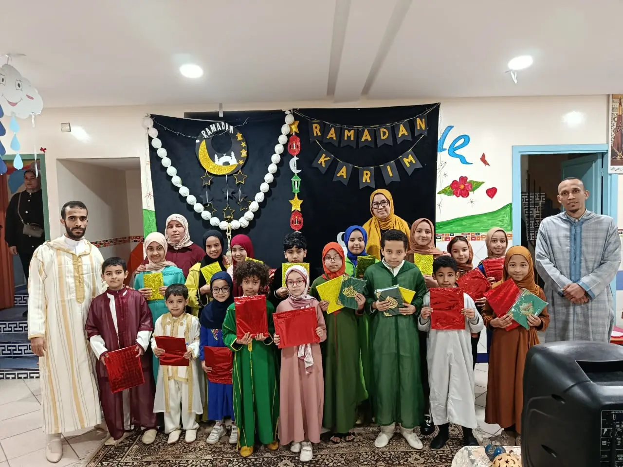 Élèves et enseignants célébrant Ramadan Karim à l'école
