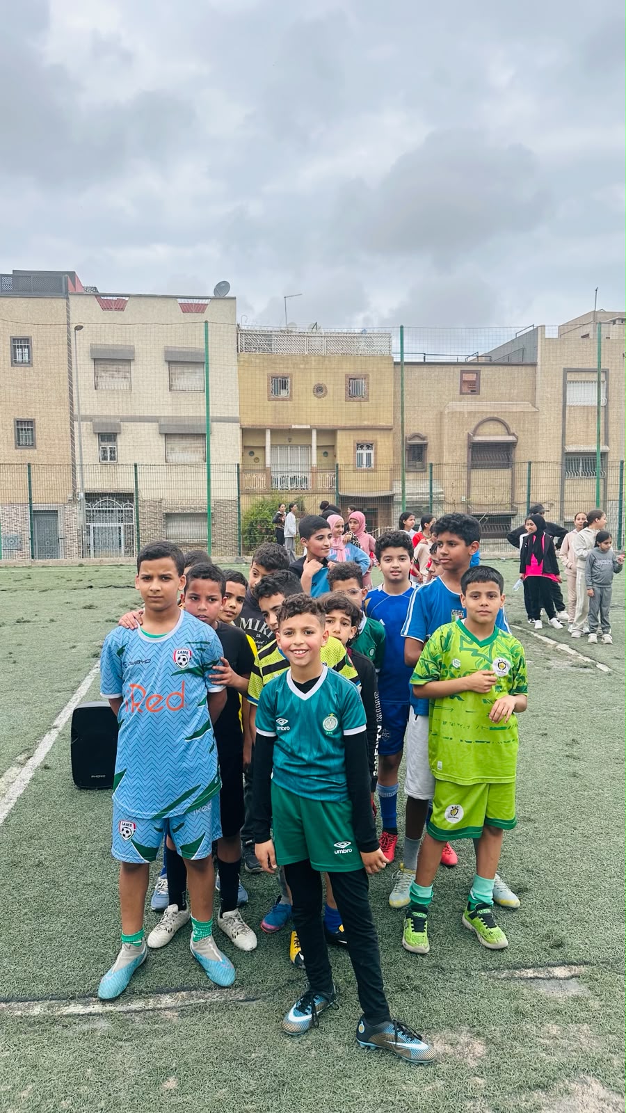 Élèves de Riad Azaitoune en tenue de football sur le terrain