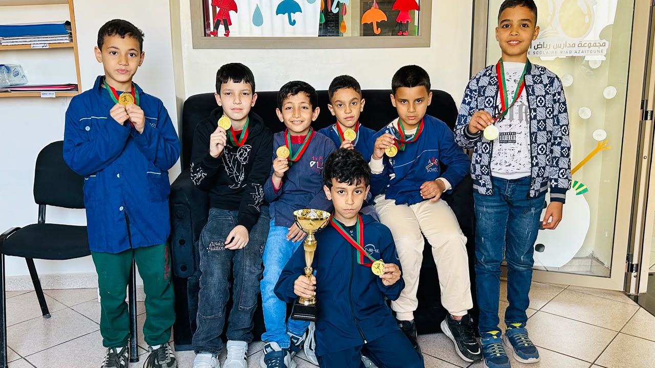 Élèves récompensés avec médailles et trophée du tournoi